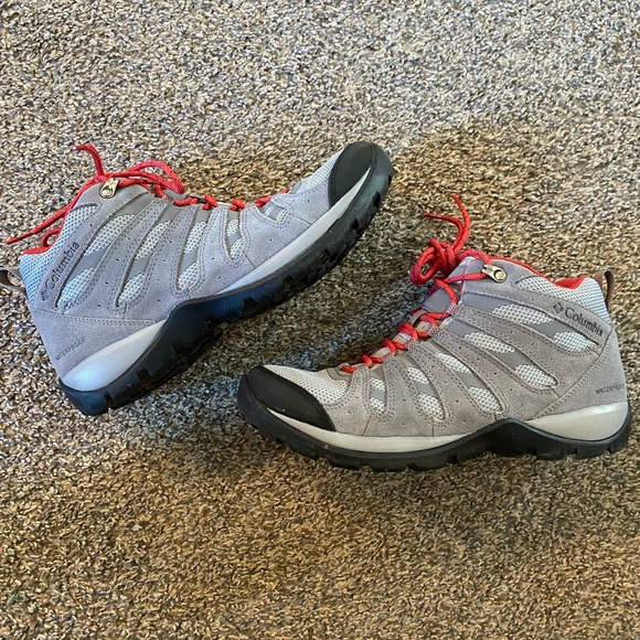 Women’s Columbia, hiking boot size 10, gray and red - Picture 2 of 2